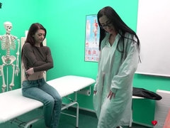 Leie, Fingern, Lesbisch, Lecken, Krankenschwester, Büro, Muschi, Jungendliche (18+)