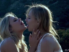 Rubia, Linda, Penetracion con dedos, Lamidas, Pezones, Coño, Afeitado, Mojado