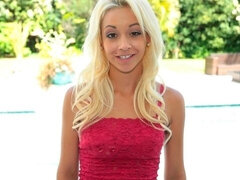 Blonde, Sucer une bite, En levrette, Masturbation, Rasée, Maigrichonne, Dénudage, Nénés