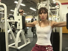 Fétiche, Pénétrer avec le poing, Gym, Masturbation, Orgasme, Solo, Sport, Sous la jupe
