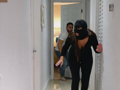 Gros seins, Noire, Sucer une bite, Brunette brune, Attrapée, Petite amie, Hard, Masque