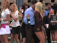 Bekleidet, Spermaladung, Lesbisch, Orgie, Im freien, Party, Pool, Satin
