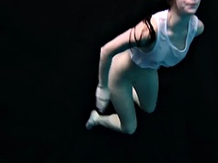 Desnudo, Piscina