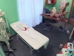 Amerikanisch, Spermaladung, Arzt, Handjob, Lecken, Krankenschwester, Hintern versohlen, Spanner
