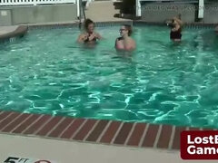 Penetracion con dedos, Lesbiana, Desnudo, Piscina, Desnudarse, Adolescente, Trio, Bajo el agua