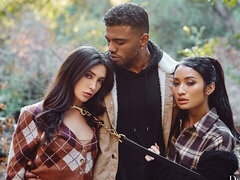 Grosse bite, Noire, Brunette brune, En levrette, 2 femmes 1 homme, Interracial, Seins naturels, Adolescente