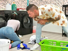 Badkamer, Grote kont, Pijpbeurt, Bruinharig, Hondjeshouding, Zoenen, Natuurlijke tieten, Tatoeage