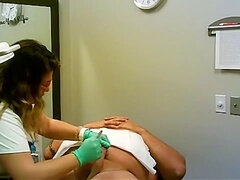 Brésilienne, Homme nu et filles habillées, Lunettes, Massage