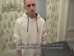 Perra gasta dinero en compras y debería joder por eso