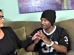 Grosse bite, Sucer une bite, Plantureuse, Femme couguar, Interracial, Actrice du porno, Suçant