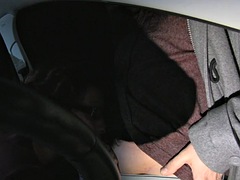 フェラチオ, 車, 露出狂, 手コキする, 淫乱熟女, 公共, スカートのぞき