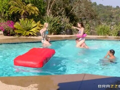 Americano, Tetas grandes, Morena, Pajear, Piscina, Coño, Cabello corto, Tatuaje