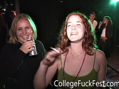 18 ans, Amateur, Sucer une bite, Groupe, Masturbation, Suçant, Adolescente, Voyeur