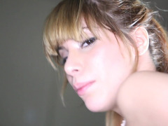 Culo grande, Mamada, Polla, Estilo perrito, Corridas faciales, Penetracion con dedos, Latina, Tetas naturales