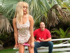 Arsch, Grosser arsch, Blasen, Vollbusig, Lecken, Im freien, Muschi, Jungendliche (18+)