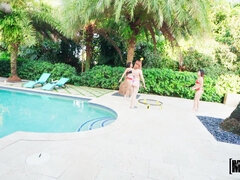 Brunette brune, Tir de sperme, Faciale, De plein air, Piscine, Pov, Public, Tatouage