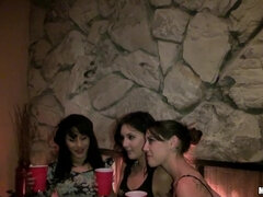 Grosser arsch, Blasen, Braunhaarige, Schwanz, Hardcore, Natürlichen titten, Party, Muschi