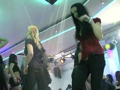 Bruinharig, Dansen, Hardcore, Interraciaal, Orgie, Pornster, Swinger, Nat