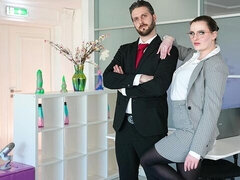 Grosser arsch, Grosser schwanz, Grosse titten, Blasen, Hundestellung, Mutti, Büro