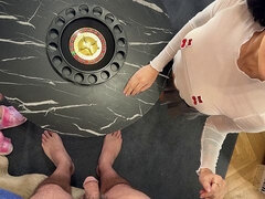 Enthousiasteling, Naakte man aangeklede vrouw, Universiteit, Dominante vrouw, 1 man 2 vrouwen, Handbeurt, Hd, Trio