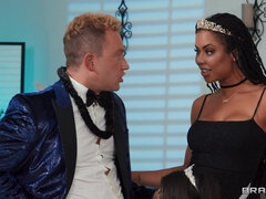 Noire, Sucer une bite, Brunette brune, Noir ébène, 2 femmes 1 homme, Léchez, Suçant, Plan cul à trois