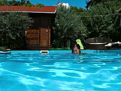 Красотки, Брюнетки, Секс без цензуры, Милф, Бассейн, Порнозвезда, Соло, Сиськи