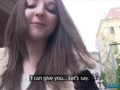 Enthousiasteling, Pijpbeurt, Bruinharig, Hondjeshouding, Sperma in gezicht, Handbeurt, Orgasme, Tieten likken