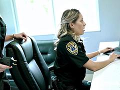 Nana, Blonde, Fétiche, Police