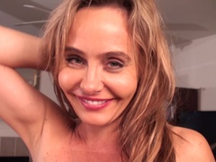 アメリカ人, 指いじり, 毛深い, 人妻の, オナニー, 熟年, 一人