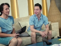 ぽっちゃり, デカ尻, ズームショット, 顔射, 巨大, メイド, 熟年, オマンコ