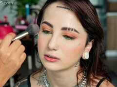 Leie, Braunhaarige, Dürr, Solo, Entkleiden, Tätowierung, Titten, Spielzeuge