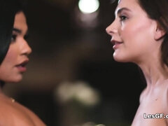 18 jahre, Dildo, Hardcore, Latina, Lesbisch, Milf, Jungendliche (18+), Flotter dreier