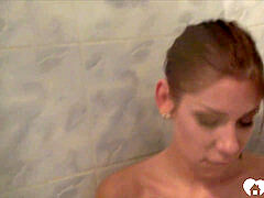 Leie, Bad, Grosse titten, Selbstgemacht, Rasiert, Hure