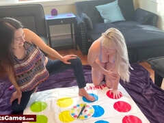 18 jahre, Grosse titten, Braunhaarige, Spiele, Lesbisch, Sich ausziehen, Jungendliche (18+), Spielzeuge