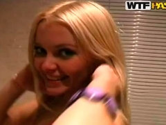 ブロンド, フェラチオ, 手コキする, 下着, シャワー, ストリッピング, 三人, オッパイの