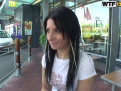 Brunette brune, Argent, De plein air, Piercing, Public, Plan cul à trois