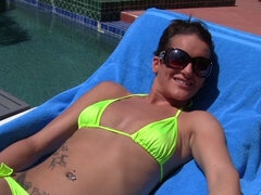 Chambre à dormir, Bikini, Brunette brune, Branlette thaïlandaise, Seins naturels, Maigrichonne, Nénés, Rétro ancien