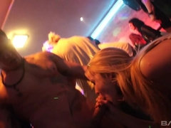 Blonde, Brunette brune, Dingue, Tir de sperme, Faciale, Fétiche, Groupe, Réalité