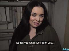 Gros cul, Grosse bite, Gros seins, Sucer une bite, Brunette brune, En levrette, Argent, Public