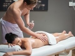 お尻, フェラチオ, 茶髪の, バック, 手コキする, マッサージ, 剃毛, ティーン