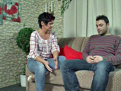 Mutti hilft ihm mit einem Fick keine Jungfrau mehr zu sein