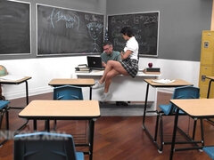 Gros cul, Brunette brune, Tir de sperme, Gorge profonde, Branlette thaïlandaise, Étudiant, Adolescente