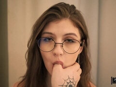 Gros cul, Gros seins, Sucer une bite, Brunette brune, En levrette, Lunettes, Maigrichonne, Adolescente