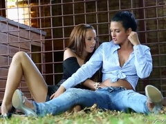 Braunhaarige, Geschnappt, Hd, Lesbisch, Im freien, Piercing, Tätowierung, Spielzeuge