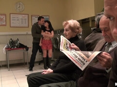 Braunhaarige, Vollbusig, Aufs gesicht abspritzen, Handjob, Natürlichen titten, Öffentlich, Hintern versohlen, Tätowierung