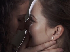 Grote mammen, Bruinharig, Rondborstig, Erotisch, Hardcore, Lesbisch, Natuurlijke tieten, Tieten likken