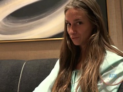 Leie, Freundin, Zierlich, Pov, Rasiert, Entkleiden, Tätowierung, Titten