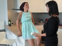 Bruinharig, Hd, Keuken, Lesbisch, Ondergoed, Rijpe lesbienne, Moeder die ik wil neuken, Kousen