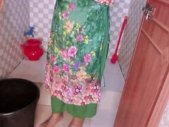18, デカ尻, 指いじり, 自家製, インド人, 母乳, シャワー, 妻