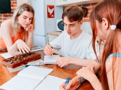 デカ尻, デカパイ, フェラチオ, バック, ゲーム, キッチン, ティーン, 三人